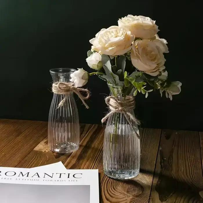 Vase en plastique transparent rayé