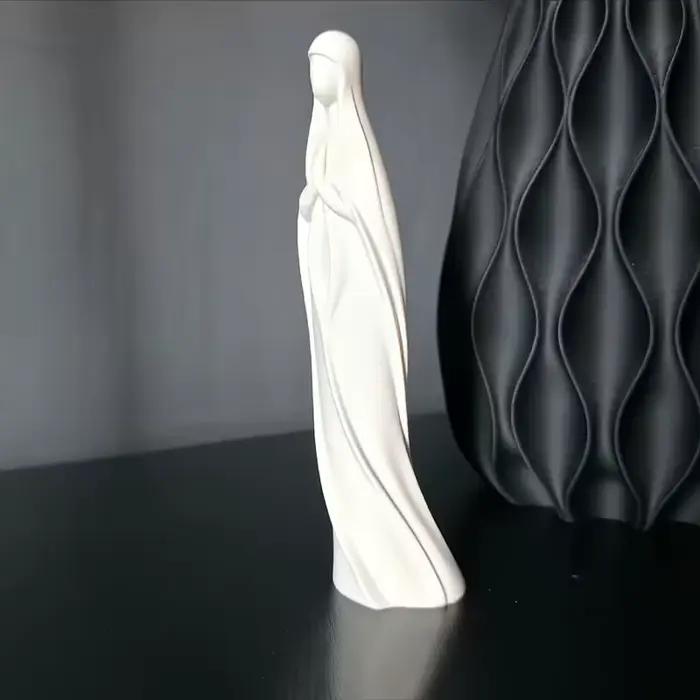 Statue élégante de la Vierge Marie