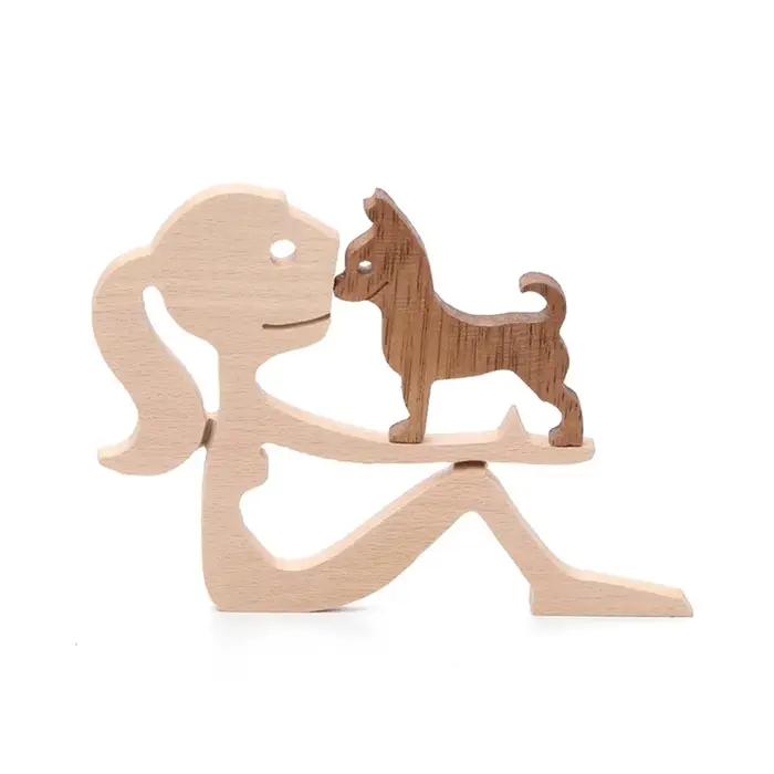 Figurine artisanale en bois de chien et d'humain