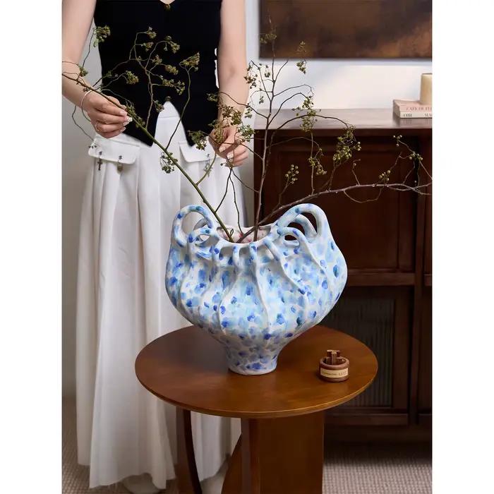 Vase en céramique fait main design moderne vase bleu abstrait pour table decoration intérieure originalité occassions spéciales