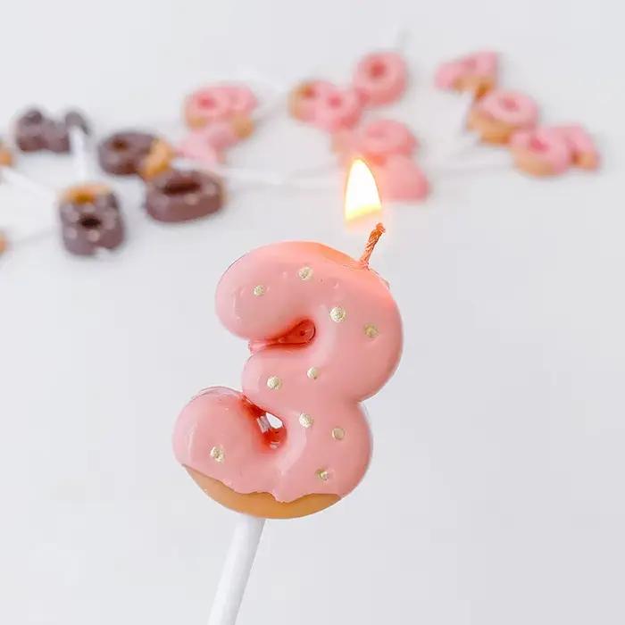 Bougies de gâteau en forme de chiffres joyeux anniversaire