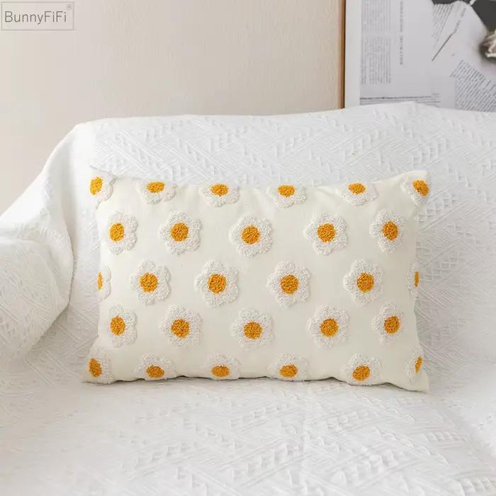 Housse de coussin carrée brodée motif marguerites poly-coton douce et confortable pour salon et décoration festive occasions spéciales