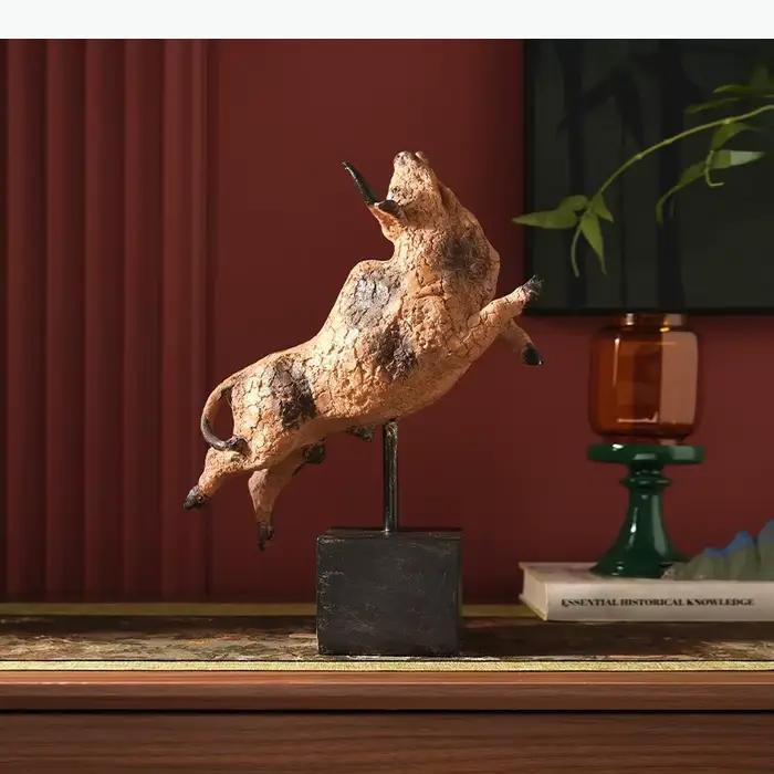 Statue de taureau en matière organique avec texture craquelée pour bureau et décoration d'intérieur animalière moderne