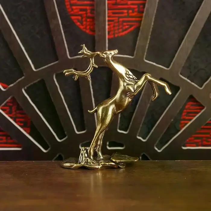 Petite statue de cerf sika sautant en laiton rétro