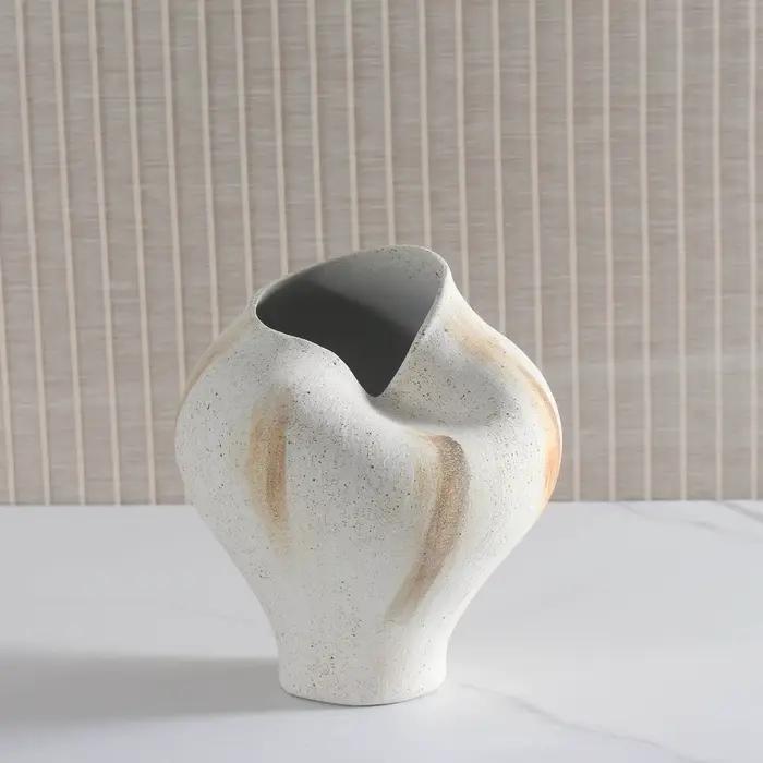 Vase en céramique mat de style rustique