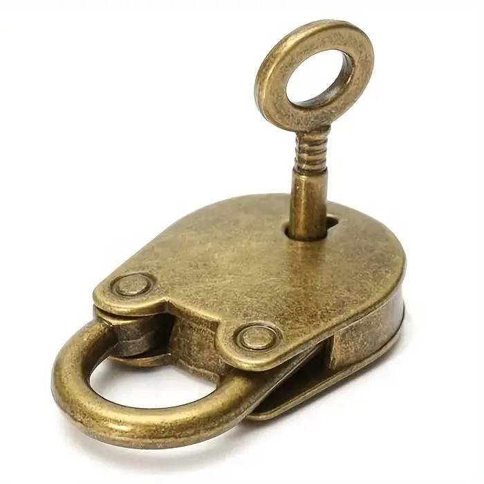 Déverrouillez le charme du passé avec cette mini serrure et cadenas à clé vintage en métal