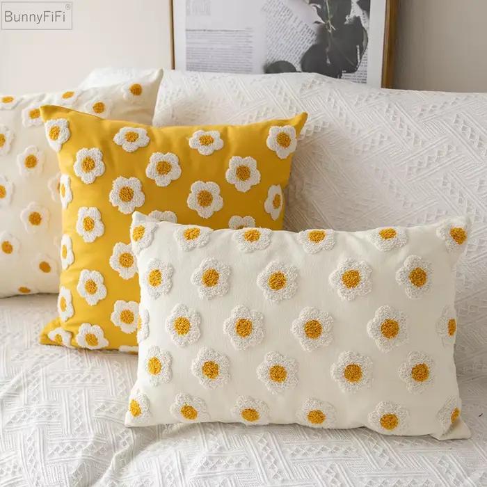 Housse de coussin carrée brodée motif marguerites poly-coton douce et confortable pour salon et décoration festive occasions spéciales