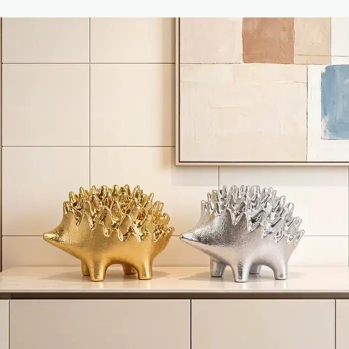 Sculpture d'hérisson doré moderne en métal pour décoration de bureau et maison, idéale pour améliorer l'environnement de travail et la décoration intérieure