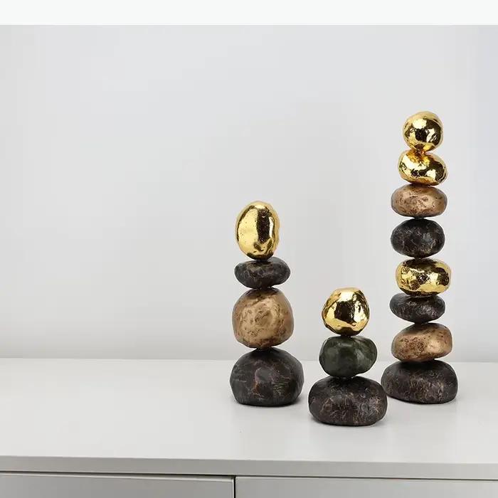 Statue d'empilement de pierres simulées en matières organiques finement plaquées or pour bureau ou maison, décoration artisanale moderne et personnalisable