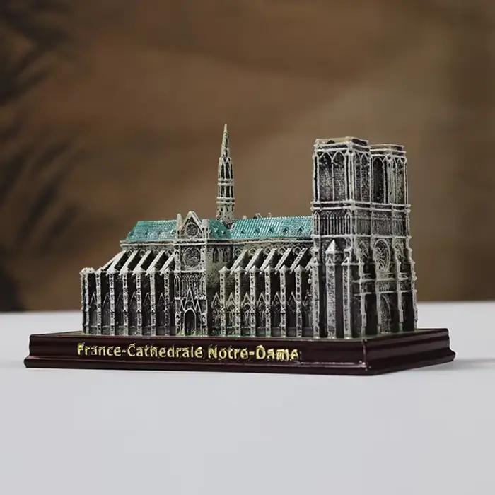 Ornement décoratif rétro, artisanat rwde renommée mondiale, modèle de la cathédrale Notre-Dame à Paris, France