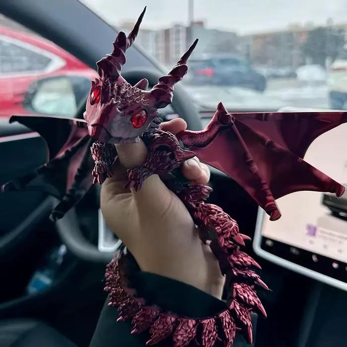 Figurine de dragon sur le thème animal avec ailes