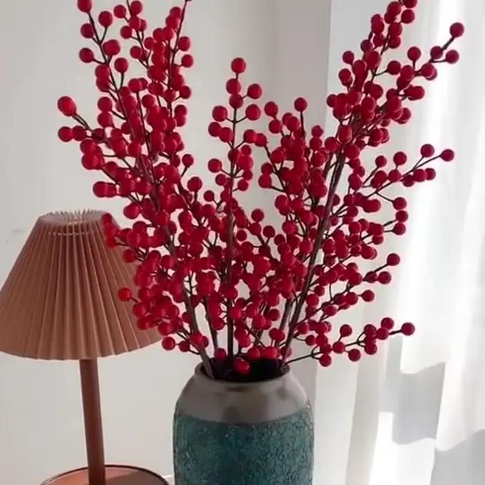 Branches de baies rouges givrées artificielles pour décoration intérieure hivernale rustique et élégante pour occasions spéciales et cadeaux de Noël