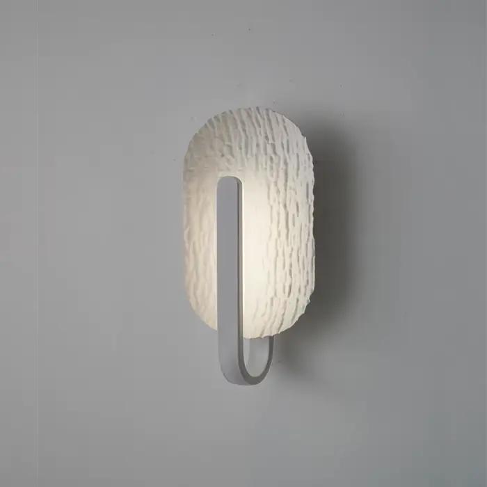 Couloir de luxe et minimaliste, salle d'escalier, paire de salon, mur de fond, chambre principale, applique murale de chevet