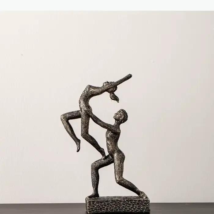 Statue de figures abstraites de danseurs doubles moderne en matériaux organiques pour bureau et décoration intérieure