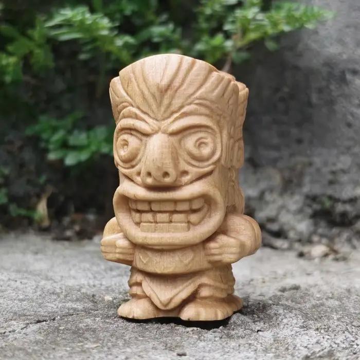 Figurine Totem Tiki en bois sculptée à la main de 1