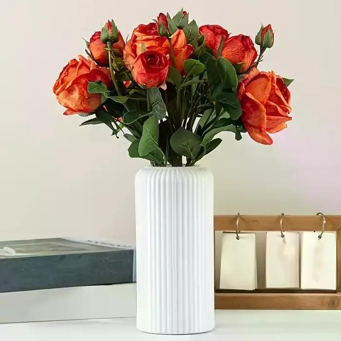Vase en plastique chic à rayures imitation céramique pour fleurs - Pièce décorative florale durable et facile à placer