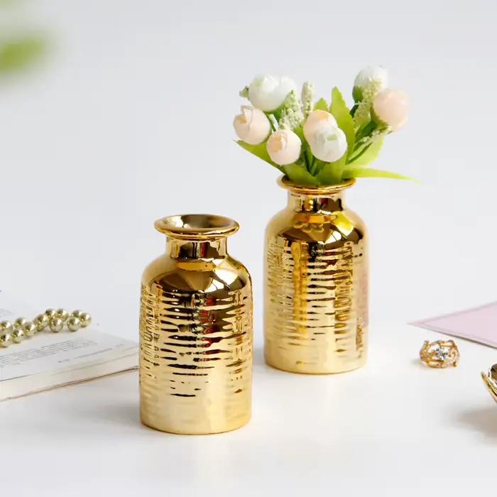 Petit Vase en céramique gaufrée de style européen doré avec motifs floraux – Porte-fleurs de bureau et ornement de décoration européenne pour la maison