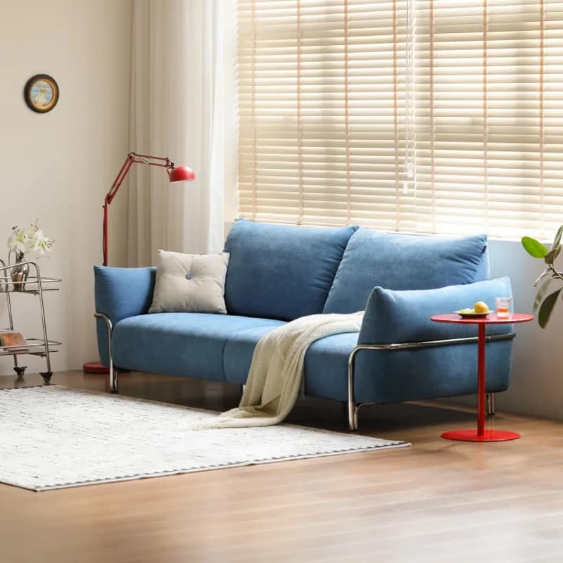 Canapé de salon bleu moderne, luxe minimaliste, intérieur d'appartement, canapé de salon romantique