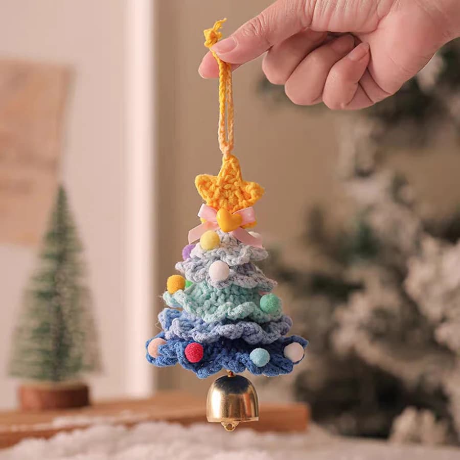 Sapin de Noël tricoté avec clochette, pendentif de Noël en peluche, sapin de Noël en laine crochetée