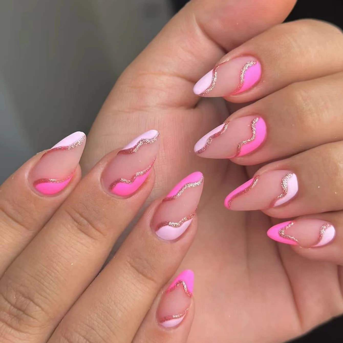 24 pièces de longs ongles français minimalistes assortis avec 1 gel de gelée et 1 lime à ongles