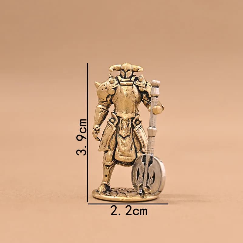 Figurine en laiton pour la décoration intérieure : Guerrier avec hache et bouclier, ornement artisan