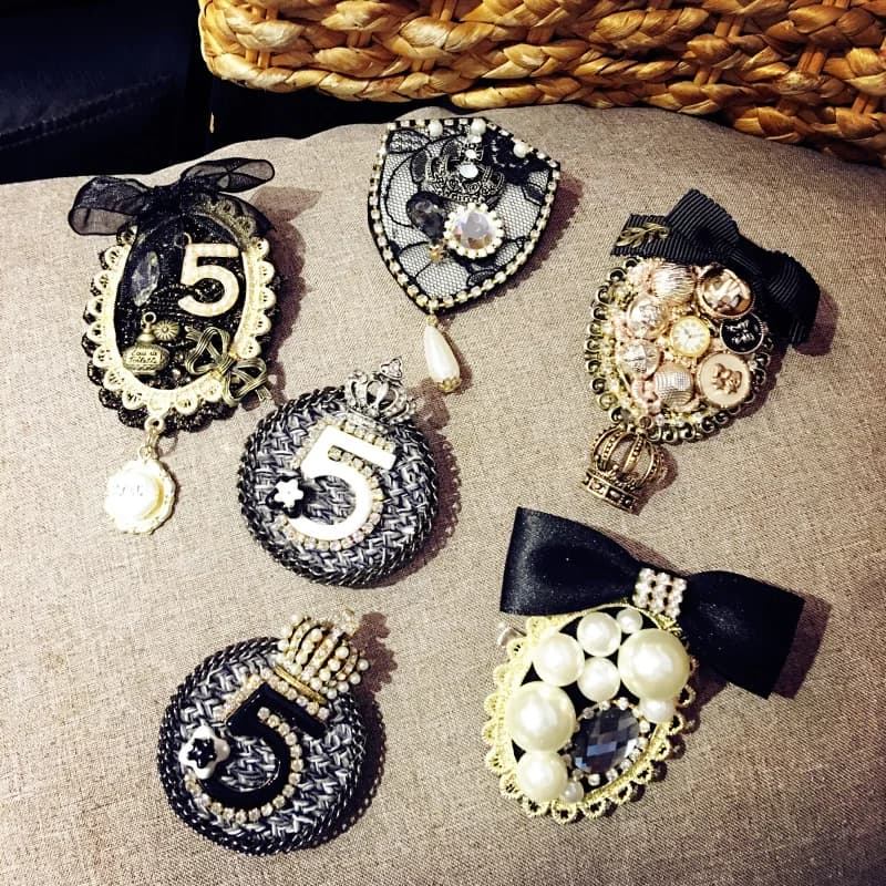 Broche de couronne en nœud pour femme, vintage, célèbre design, petit tissu parfumé, badge numéro 5
