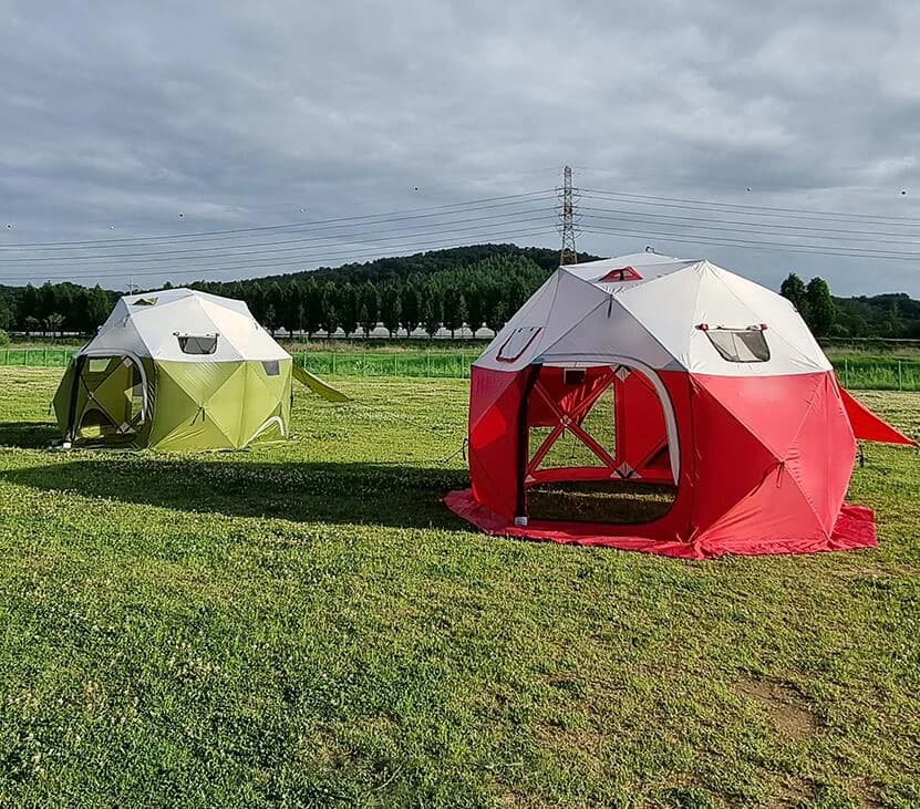 Tente de camping pop-up au design unique avec déploiement activé par la chaleur.