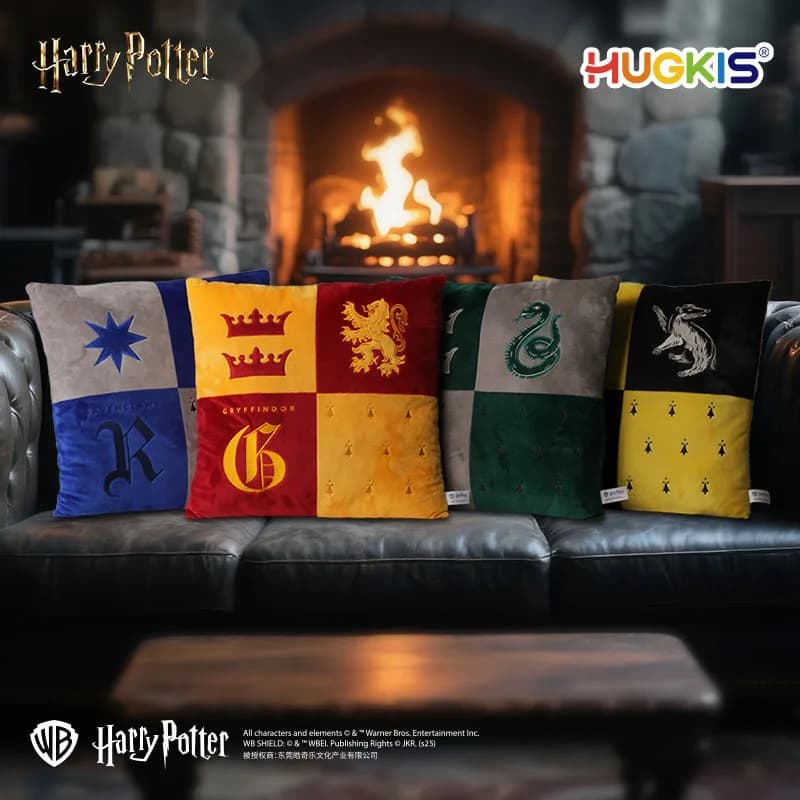 HUGKIS Oreiller carré officiel Harry Potter Poudlard House 15 x 15 pouces, oreiller de voiture et de canapé, peluches de collection pour les fans