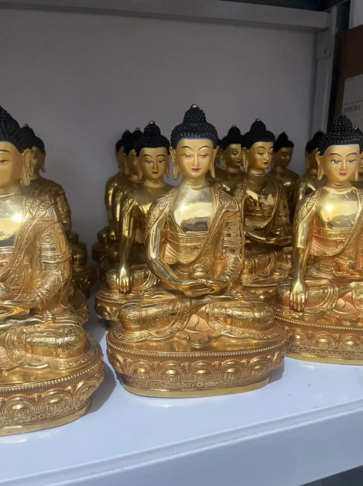 Bouddhisme Shakyamuni Amitabha bouddha figure de bouddha dorure Statue temple bouddhiste moine culte protéger la famille
