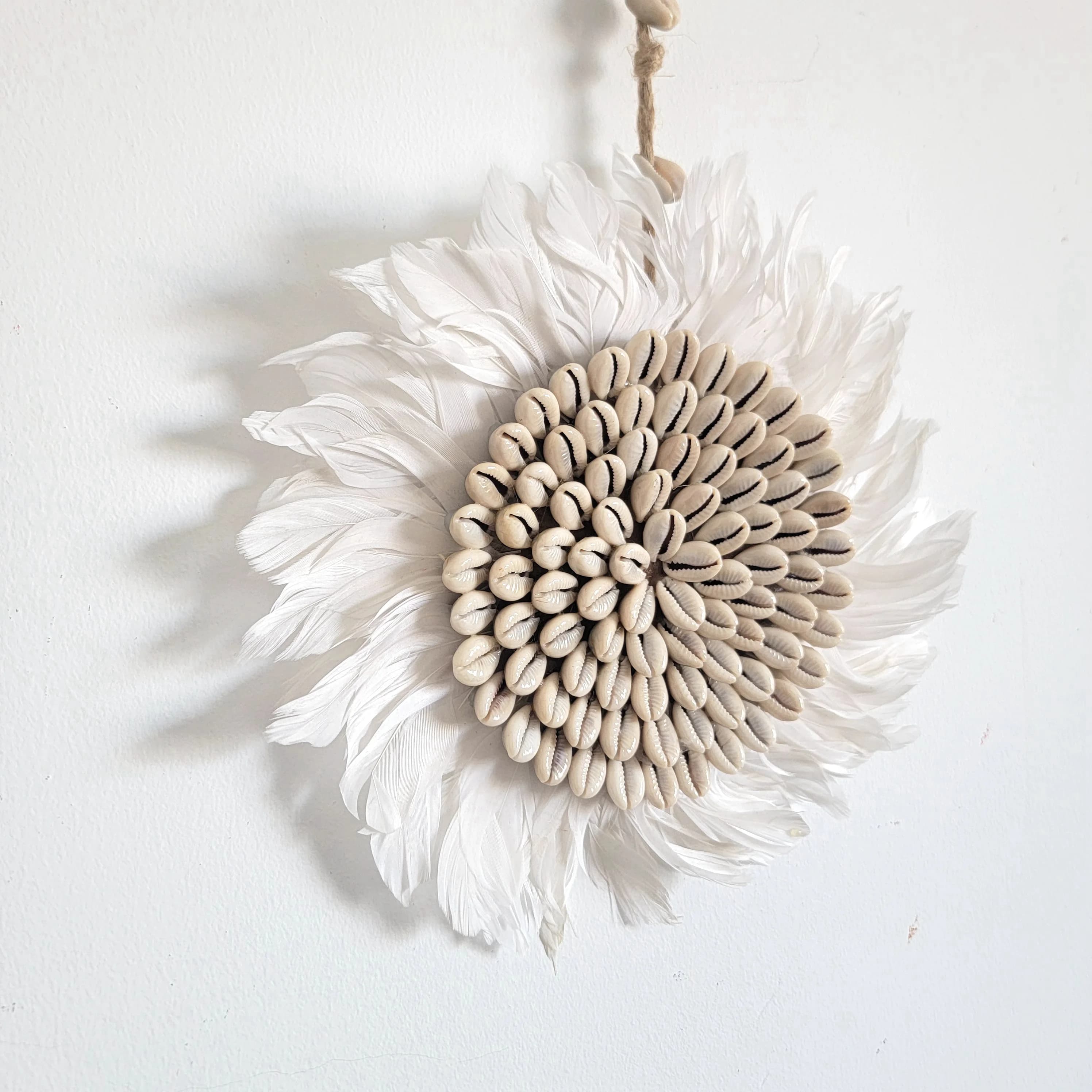 Décoration d'intérieur : Coquillage décoratif JUJU HAT avec plumes – Décoration murale unique en coquillage pour salon et chambre